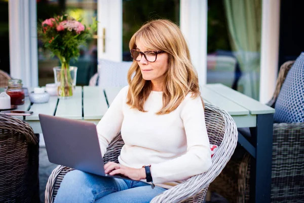 High Angle Shot Middle Aged Woman Sitting Balcony Home Using — Stock Photo, Image