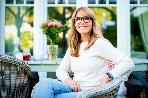 Retrato Mujer Atractiva Mediana Edad Mirando Cámara Sonriendo Mientras Relaja — Foto de Stock