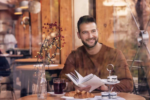 Скрытый Выстрел Окно Пока Счастливый Человек Сидит Кафе Читает Книгу — стоковое фото
