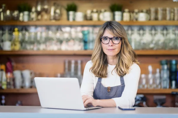 Selbstbewusste Reife Kleine Café Besitzerin Geschäftsfrau Die Hinter Dem Tresen — Stockfoto