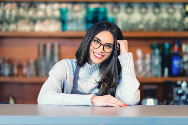 在咖啡店柜台后面等客人的时候被一个笑容满面的年轻女服务员射中了 小商业 — 图库照片