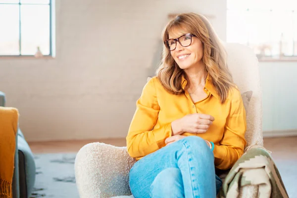 Portret Shot Van Gelukkige Vrouw Van Middelbare Leeftijd Ontspannen Fauteuil — Stockfoto