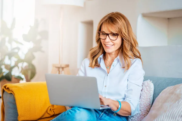 Skjuten Medelålders Kvinna Med Laptop Soffan Hemma Affärskvinna Som Arbetar — Stockfoto