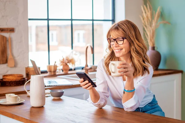 Una Atractiva Mujer Mediana Edad Bebiendo Café Mañana Mensajes Texto — Foto de Stock