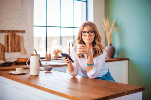 Uma Mulher Meia Idade Atraente Bebendo Seu Café Manhã Mensagens — Fotografia de Stock