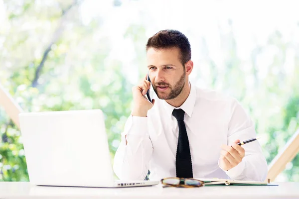 Tiro Empresário Confiante Conversando Com Alguém Seu Telefone Celular Enquanto — Fotografia de Stock