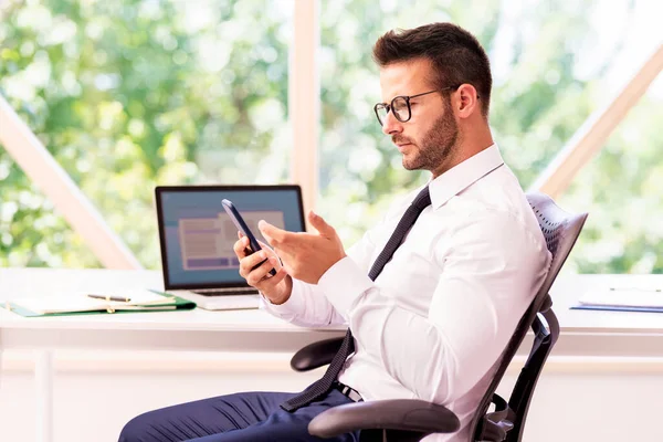 Shot Van Doordachte Zakenman Zitten Achter Zijn Laptop Sms Tijdens — Stockfoto