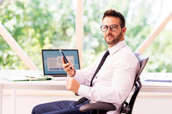 Zdjęcie Odnoszącego Sukcesy Biznesmena Siedzącego Laptopem Sms Podczas Pracy Biurze — Zdjęcie stockowe