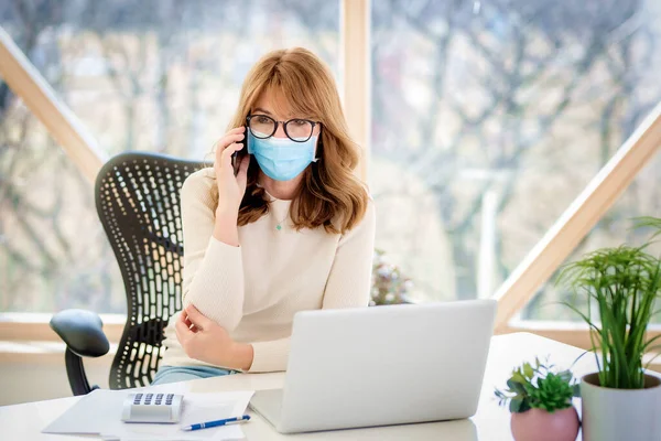 Retrato Una Mujer Mediana Edad Con Máscara Facial Hablando Por — Foto de Stock