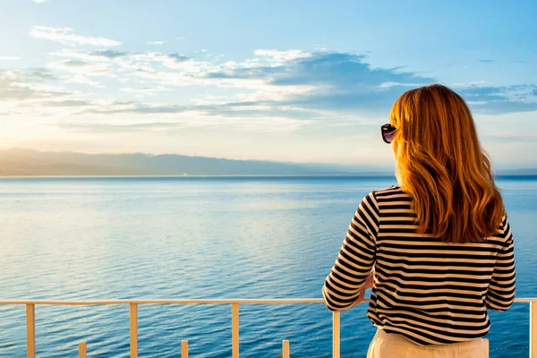 Foto Mujer Bonita Con Suéter Rayas Gafas Sol Mientras Está — Foto de Stock