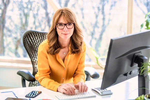 Tiro Mulher Negócios Madura Feliz Sentado Mesa Escritório Trabalhando Computador — Fotografia de Stock