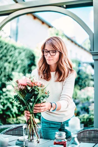 Shot Van Aantrekkelijke Vrouw Van Middelbare Leeftijd Die Thuis Het — Stockfoto