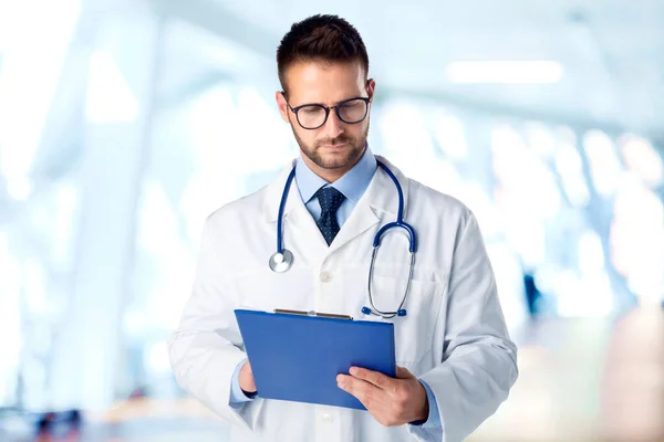 Tiro Médico Masculino Sosteniendo Portapapeles Mano Trabajando — Foto de Stock