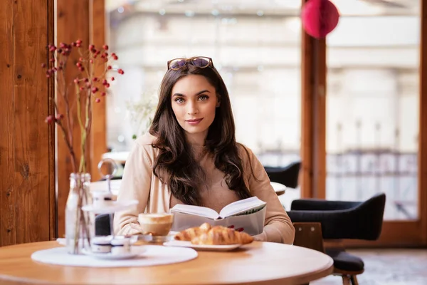 Portrait Belle Jeune Femme Prenant Petit Déjeuner Livre Lecture Tout — Photo