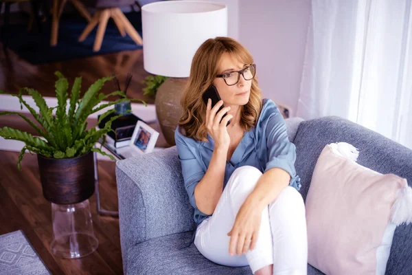 Fotografía Una Mujer Mediana Edad Usando Teléfono Móvil Hablando Con — Foto de Stock