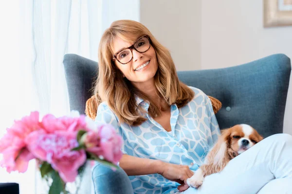 Shot Attractive Middle Aged Woman Relaxing Armchair While Her Cute — Stock Photo, Image