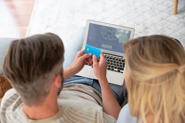 Online Winkelen Vanuit Huis Knappe Man Met Bankkaart Zijn Hand — Stockfoto