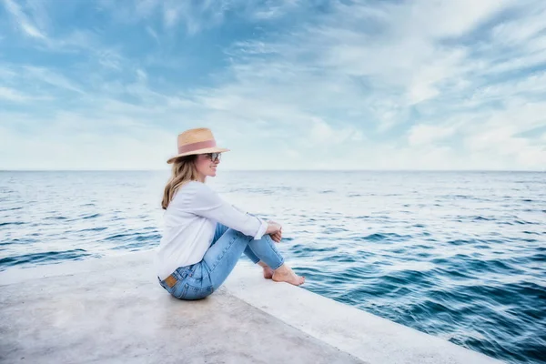 Mulher Alegre Vestindo Roupas Casuais Chapéu Palha Enquanto Relaxa Mar — Fotografia de Stock