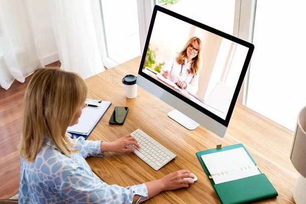 Снимок Женщины Средних Лет Использующей Компьютер Сделать Видеозвонок Своей Докторшей — стоковое фото