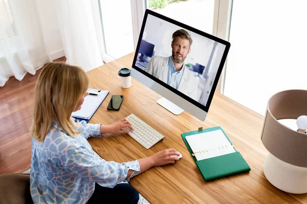 Podnikatelka Sedí Svým Počítačem Online Schůzku Zatímco Pracuje Domova Domovská — Stock fotografie