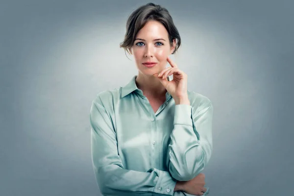 Studio Portrait Femme Affaires Pensant Debout Isolé Fond Gris Clair — Photo