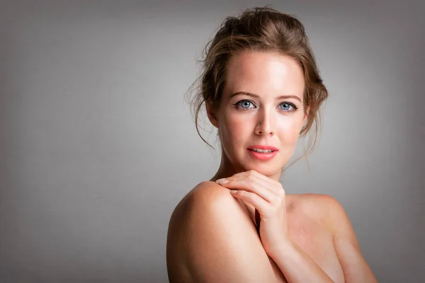 Retrato Jovem Mulher Linda Com Pele Perfeita Posando Fundo Cinza — Fotografia de Stock