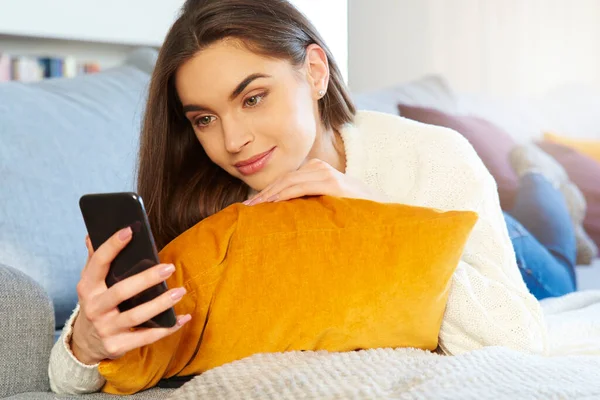 Aufnahme Einer Schönen Jungen Frau Die Auf Dem Sofa Liegt — Stockfoto