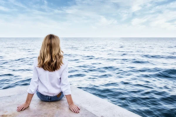 Rear View Shot Woman Wearing Casual Clothes While Sitting Seaside — Stock Photo, Image