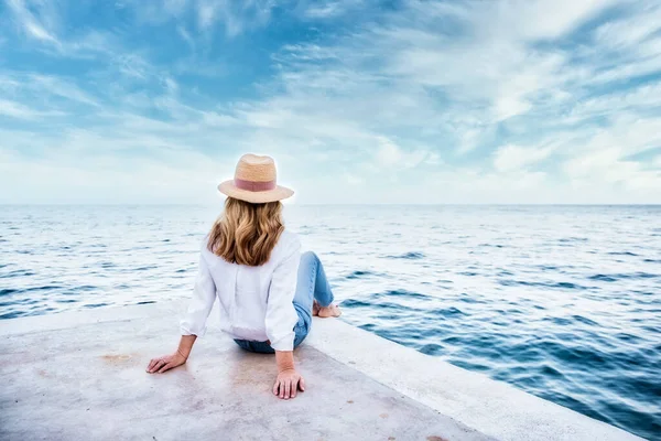 Vista Posteriore Una Donna Con Cappello Paglia Vestiti Casual Seduta — Foto Stock