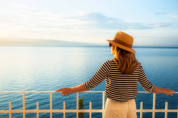 Shot Woman Wearing Straw Hat Sunglasses While Standing Balcony Looking — Stock Photo, Image