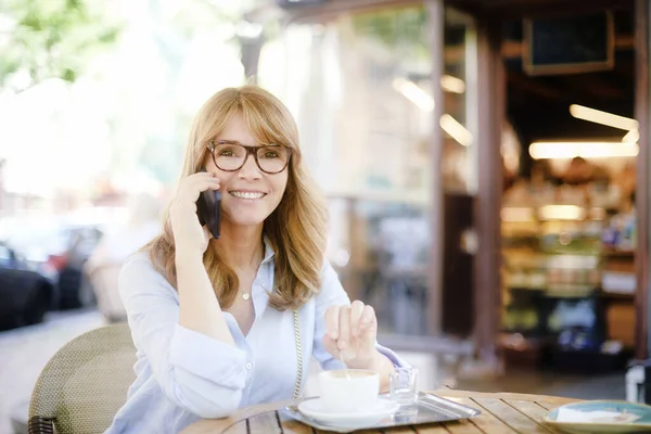 Shot Midaldrende Forretningskvinde Sidder Kaffebaren Har Cafe Mens Taler Med - Stock-foto