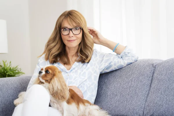 Çekici Orta Yaşlı Bir Kadının Kucağında Tatlı Süvari Köpeği Otururken — Stok fotoğraf