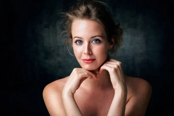 Porträtt Vacker Ung Kvinna Med Perfekt Hud Poserar Isolerad Grå — Stockfoto