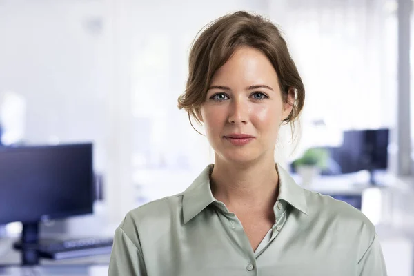 Aantrekkelijke Zakenvrouw Die Naar Camera Kijkt Glimlacht Terwijl Kantoor Staat — Stockfoto