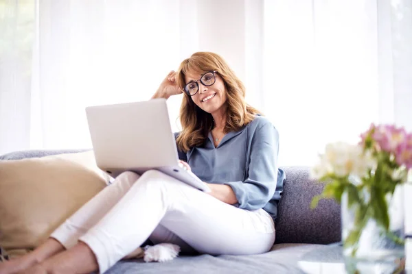 Mulher Negócios Casual Usando Seu Laptop Tendo Videoconferência Enquanto Sentada — Fotografia de Stock