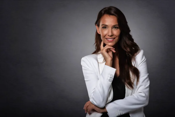 Retrato Estudio Una Atractiva Mujer Mediana Edad Con Una Sonrisa —  Fotos de Stock