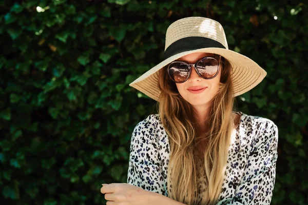 Close Portait Shot Smiling Young Woman Wearing Straw Hat Sunglasses — Stock Photo, Image