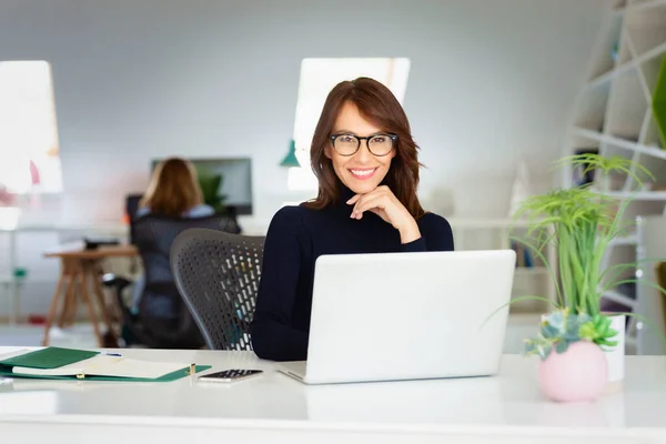 Selbstbewusste Geschäftsfrau Mittleren Alters Sitzt Schreibtisch Hinter Ihrem Laptop Und — Stockfoto