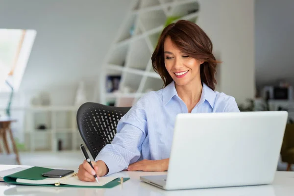 Feliz Mujer Negocios Sentada Escritorio Detrás Portátil Haciendo Poco Papeleo — Foto de Stock