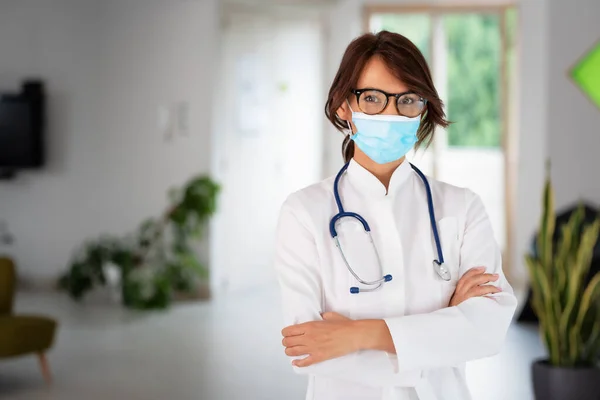 Retrato Médico Atraente Vestindo Máscara Facial Óculos Enquanto Com Braços — Fotografia de Stock