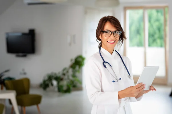 Retrato Uma Médica Feminina Segurando Seu Prontuário Tablet Digital Enquanto — Fotografia de Stock