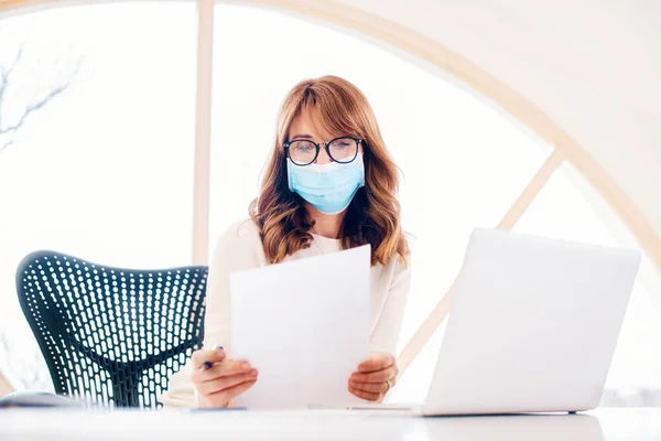 Retrato Una Mujer Mediana Edad Con Máscara Facial Mientras Trabajaba — Foto de Stock