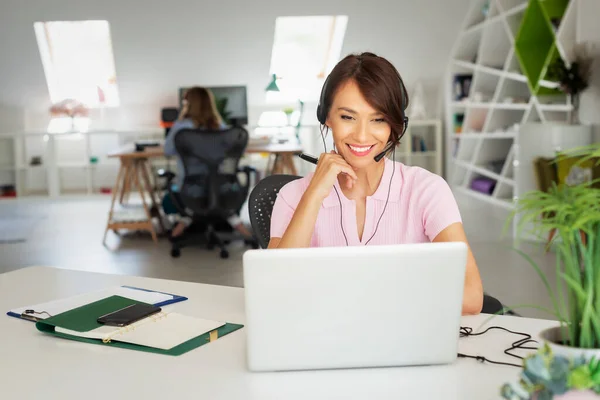 Kundtjänst Assistent Bär Headset Medan Sitter Bakom Sin Dator Och — Stockfoto