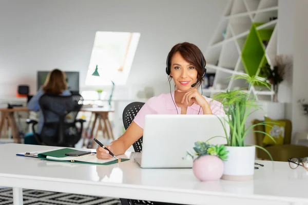 Assistente Atendimento Cliente Usando Fone Ouvido Enquanto Está Sentado Com — Fotografia de Stock