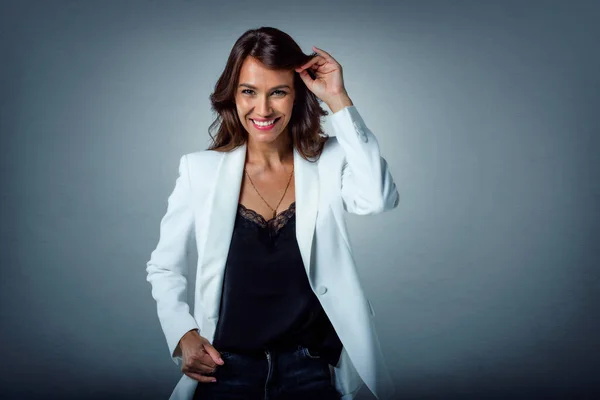 Studio Ritratto Attraente Donna Dai Capelli Castani Che Indossa Blazer — Foto Stock