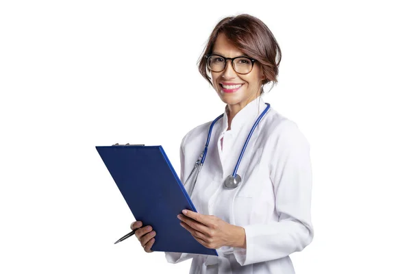 Médica Sorrindo Segurando Prancheta Mão Enquanto Olha Para Câmera Sorri — Fotografia de Stock