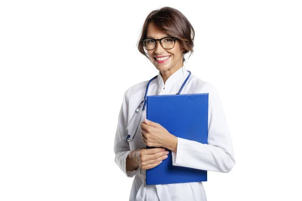 Médica Sorrindo Segurando Prancheta Mão Enquanto Olha Para Câmera Sorri — Fotografia de Stock