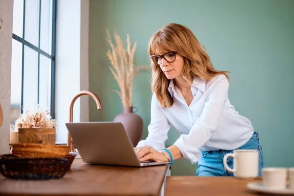 Girato Una Donna Mezza Età Che Usa Computer Portatile Una — Foto Stock