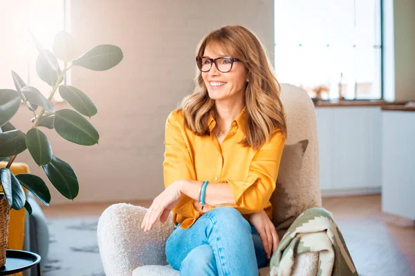 Portraitaufnahme Einer Glücklichen Frau Mittleren Alters Die Sich Hause Sessel — Stockfoto