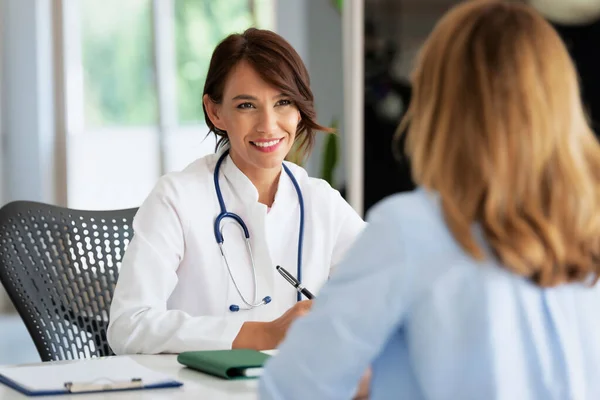 Medica Femminile Che Lavora Ufficio Ascolta Paziente Mentre Spiega Suoi — Foto Stock